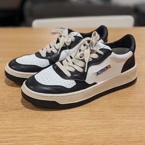 COPY - AUTRY MEDALIST LOW SNEAKERS IN TWO-TONE LEATHER COLOR WHITE AND BLACK.Wo…